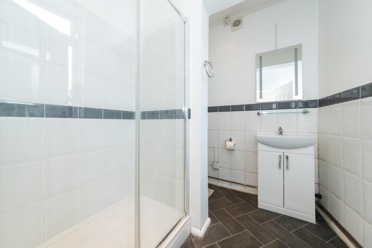 Free Parking 2 Beds Well Equipped Close To River Thames Apartment Reading