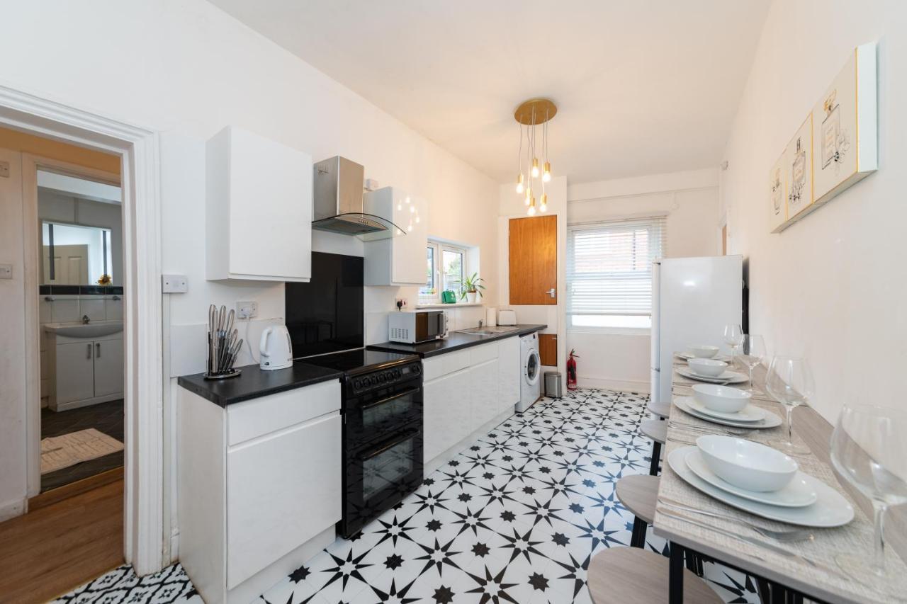 Free Parking 2 Beds Well Equipped Close To River Thames Apartment